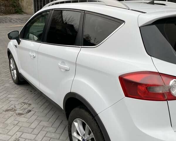 Белый Форд Куга, объемом двигателя 2 л и пробегом 243 тыс. км за 12100 $, фото 1 на Automoto.ua