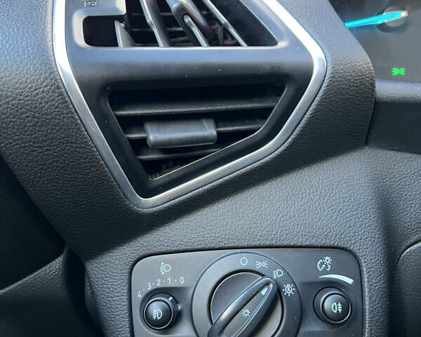 Білий Форд Куга, об'ємом двигуна 2 л та пробігом 198 тис. км за 11800 $, фото 35 на Automoto.ua