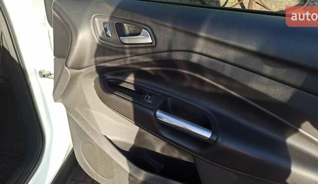 Форд Куга 2013 в Буче на Automoto.ua Белый Форд Куга, объемом двигателя 2 л и пробегом 234 тыс. км за 12000 $, фото 14 на Automoto.ua