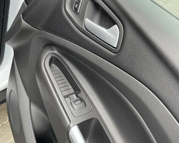 Белый Форд Куга, объемом двигателя 2 л и пробегом 182 тыс. км за 11950 $, фото 58 на Automoto.ua