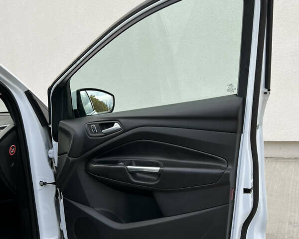 Білий Форд Куга, об'ємом двигуна 2 л та пробігом 198 тис. км за 11800 $, фото 29 на Automoto.ua