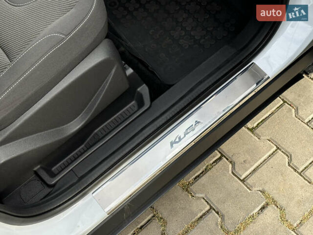 Белый Форд Куга, объемом двигателя 2 л и пробегом 125 тыс. км за 13700 $, фото 57 на Automoto.ua