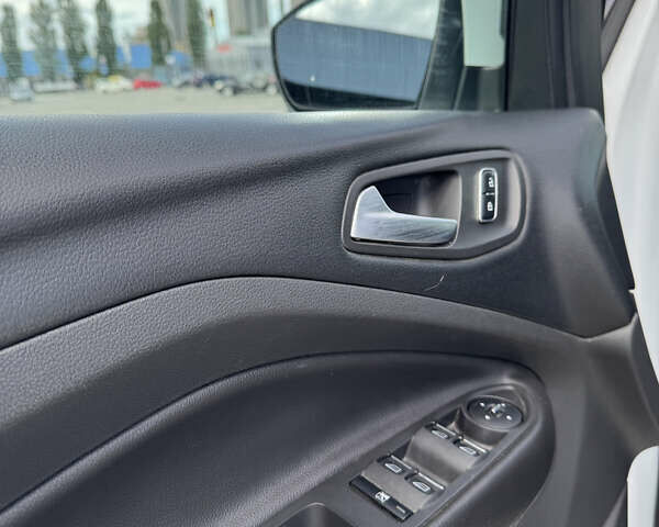 Форд Куга 2013 у Києві на Automoto.ua Білий Форд Куга, об'ємом двигуна 1.6 л та пробігом 126 тис. км за 13000 $, фото 29 на Automoto.ua