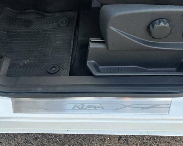 Белый Форд Куга, объемом двигателя 2 л и пробегом 201 тыс. км за 13400 $, фото 16 на Automoto.ua