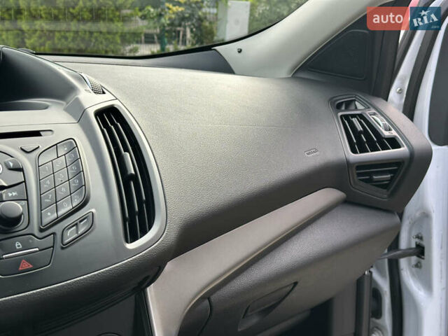 Белый Форд Куга, объемом двигателя 2 л и пробегом 125 тыс. км за 13700 $, фото 41 на Automoto.ua