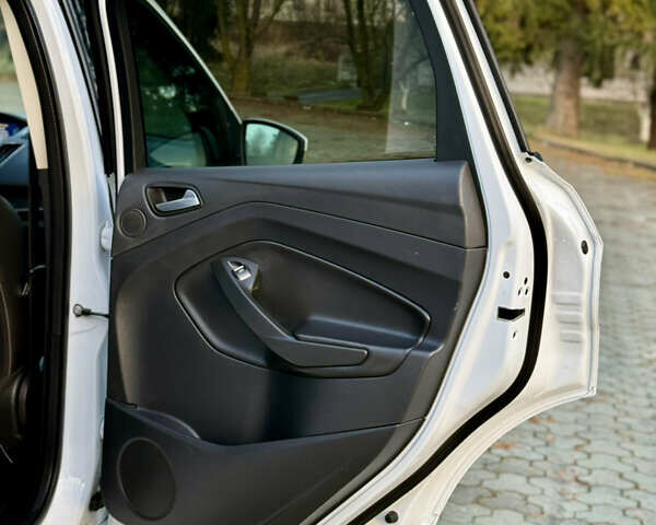 Білий Форд Куга, об'ємом двигуна 2 л та пробігом 205 тис. км за 16499 $, фото 63 на Automoto.ua