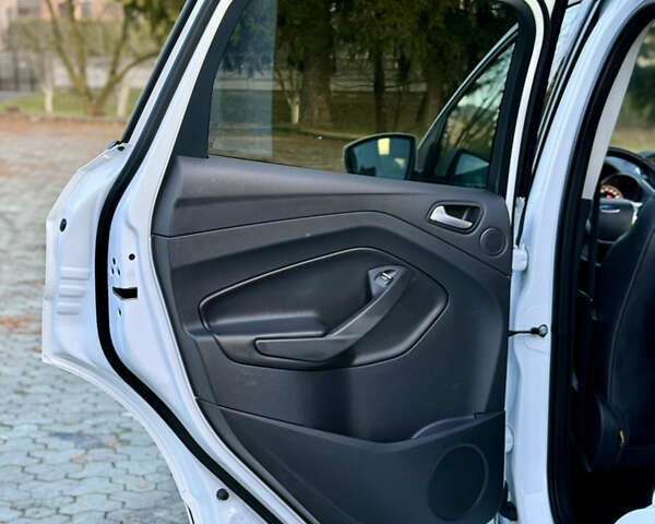 Білий Форд Куга, об'ємом двигуна 2 л та пробігом 205 тис. км за 16499 $, фото 67 на Automoto.ua