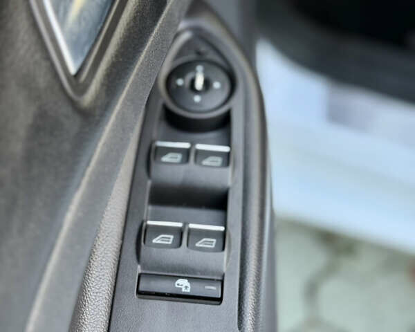 Білий Форд Куга, об'ємом двигуна 2 л та пробігом 205 тис. км за 16499 $, фото 37 на Automoto.ua