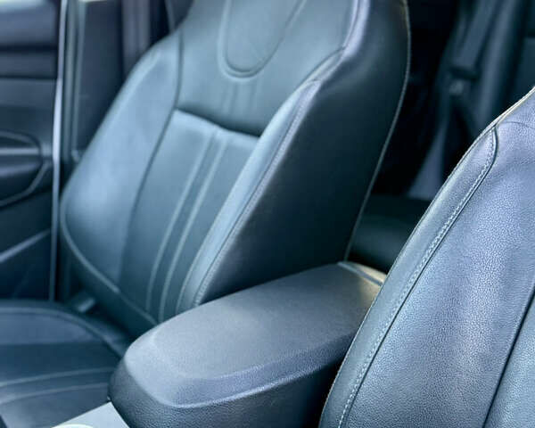 Білий Форд Куга, об'ємом двигуна 2 л та пробігом 205 тис. км за 16499 $, фото 51 на Automoto.ua