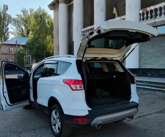 Белый Форд Куга, объемом двигателя 2 л и пробегом 203 тыс. км за 12300 $, фото 6 на Automoto.ua