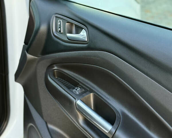 Білий Форд Куга, об'ємом двигуна 2 л та пробігом 205 тис. км за 16499 $, фото 53 на Automoto.ua