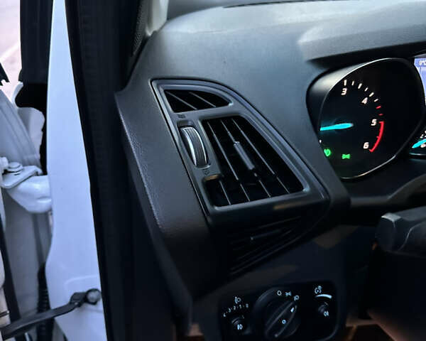 Форд Куга 2015 в Черновцах на Automoto.ua Белый Форд Куга, объемом двигателя 2 л и пробегом 186 тыс. км за 13900 $, фото 11 на Automoto.ua