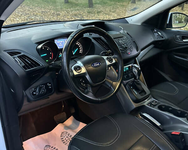 Форд Куга 2015 в Черновцах на Automoto.ua Белый Форд Куга, объемом двигателя 2 л и пробегом 186 тыс. км за 13900 $, фото 10 на Automoto.ua