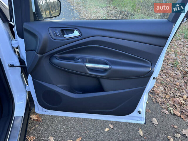 Белый Форд Куга, объемом двигателя 2 л и пробегом 155 тыс. км за 15700 $, фото 54 на Automoto.ua