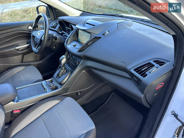 Белый Форд Куга, объемом двигателя 2 л и пробегом 155 тыс. км за 15700 $, фото 49 на Automoto.ua