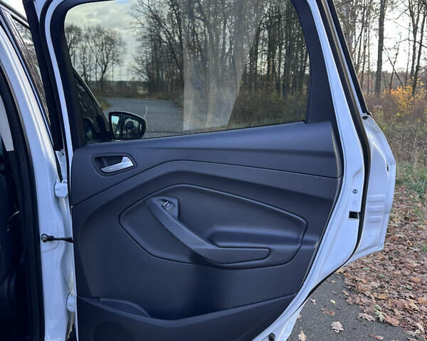 Белый Форд Куга, объемом двигателя 2 л и пробегом 155 тыс. км за 15700 $, фото 57 на Automoto.ua