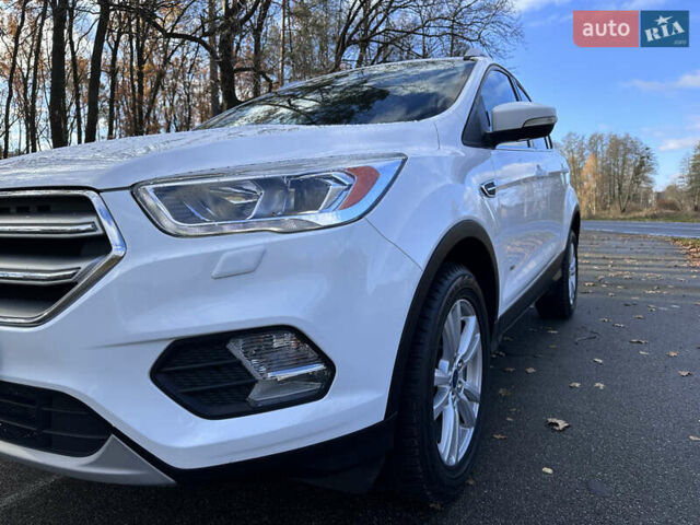 Белый Форд Куга, объемом двигателя 2 л и пробегом 155 тыс. км за 15700 $, фото 2 на Automoto.ua