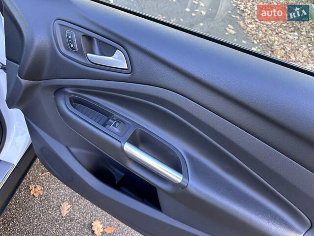 Белый Форд Куга, объемом двигателя 2 л и пробегом 155 тыс. км за 15700 $, фото 55 на Automoto.ua