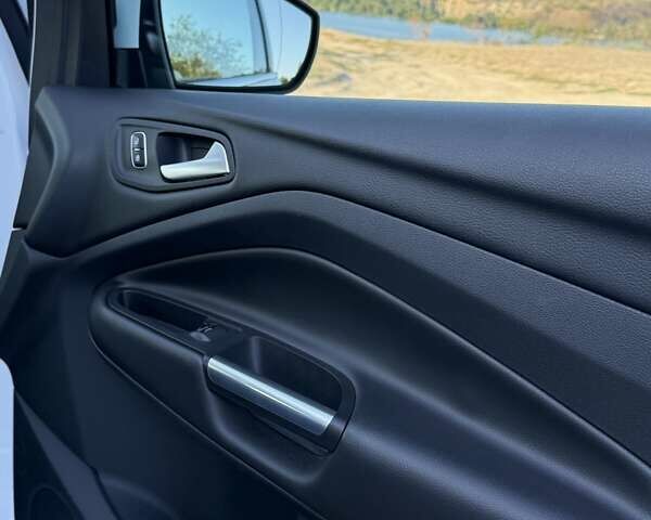 Білий Форд Куга, об'ємом двигуна 2 л та пробігом 98 тис. км за 18500 $, фото 22 на Automoto.ua