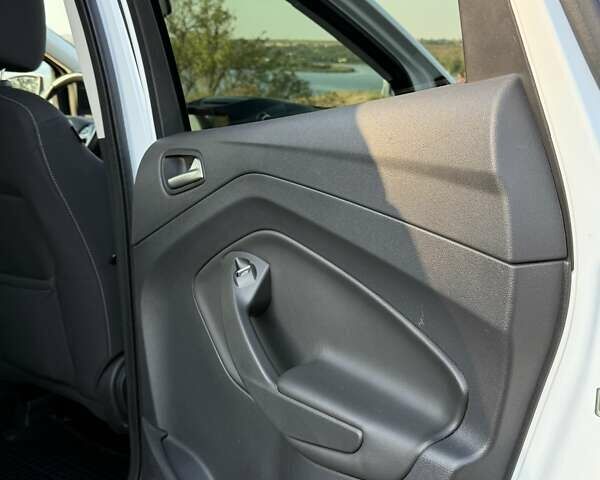 Білий Форд Куга, об'ємом двигуна 2 л та пробігом 98 тис. км за 18500 $, фото 23 на Automoto.ua