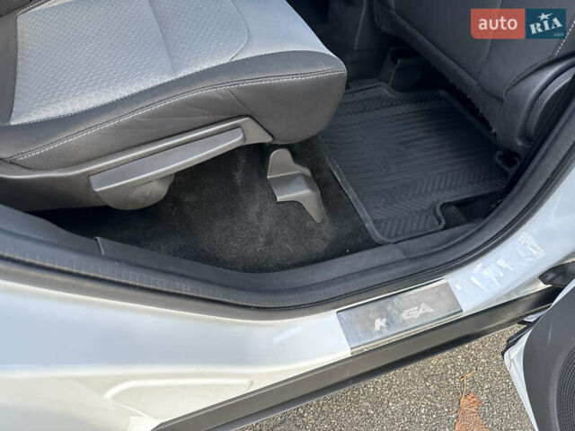 Белый Форд Куга, объемом двигателя 2 л и пробегом 155 тыс. км за 15700 $, фото 60 на Automoto.ua