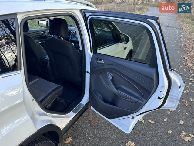 Белый Форд Куга, объемом двигателя 2 л и пробегом 155 тыс. км за 15700 $, фото 56 на Automoto.ua