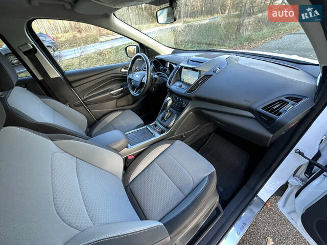 Белый Форд Куга, объемом двигателя 2 л и пробегом 155 тыс. км за 15700 $, фото 48 на Automoto.ua