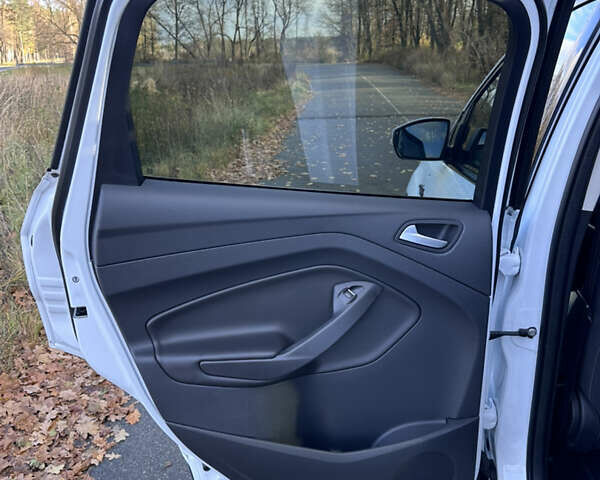 Белый Форд Куга, объемом двигателя 2 л и пробегом 155 тыс. км за 15700 $, фото 65 на Automoto.ua