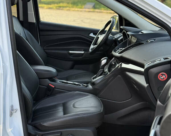 Белый Форд Куга, объемом двигателя 2 л и пробегом 209 тыс. км за 16200 $, фото 63 на Automoto.ua