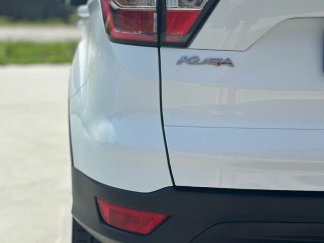 Белый Форд Куга, объемом двигателя 2 л и пробегом 80 тыс. км за 15800 $, фото 2 на Automoto.ua