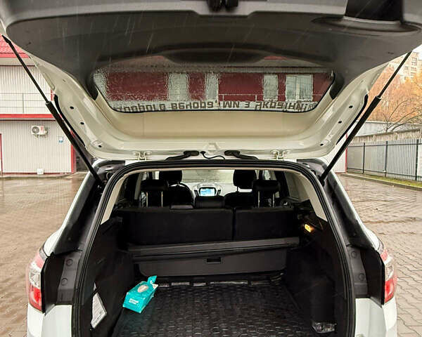 Білий Форд Куга, об'ємом двигуна 2 л та пробігом 174 тис. км за 15000 $, фото 5 на Automoto.ua