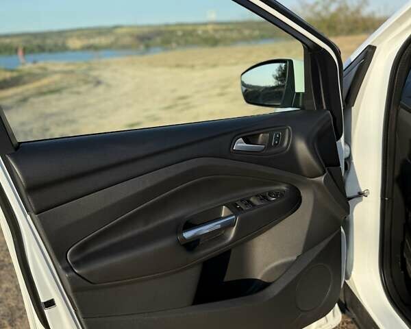 Білий Форд Куга, об'ємом двигуна 2 л та пробігом 97 тис. км за 16000 $, фото 12 на Automoto.ua