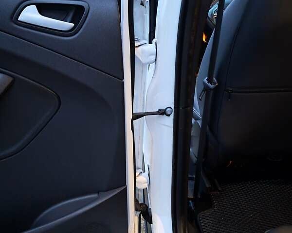 Білий Форд Куга, об'ємом двигуна 1.5 л та пробігом 120 тис. км за 14700 $, фото 28 на Automoto.ua