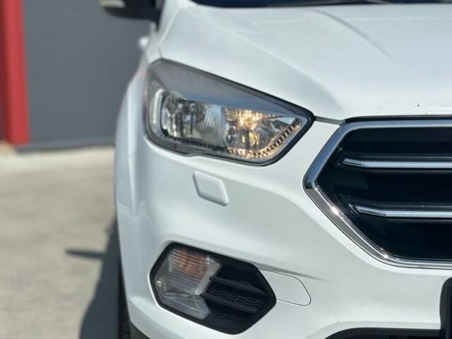 Белый Форд Куга, объемом двигателя 2 л и пробегом 80 тыс. км за 15800 $, фото 1 на Automoto.ua