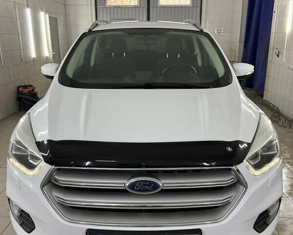 Білий Форд Куга, об'ємом двигуна 2 л та пробігом 210 тис. км за 15000 $, фото 1 на Automoto.ua