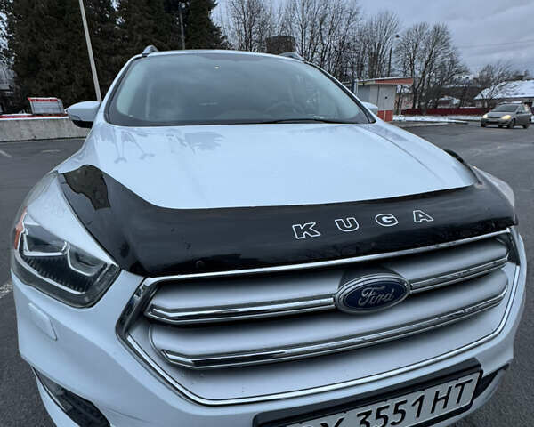 Белый Форд Куга, объемом двигателя 2 л и пробегом 150 тыс. км за 15900 $, фото 1 на Automoto.ua