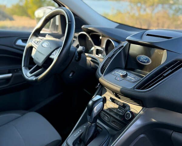 Білий Форд Куга, об'ємом двигуна 2 л та пробігом 97 тис. км за 16000 $, фото 4 на Automoto.ua