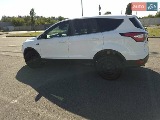 Белый Форд Куга, объемом двигателя 2 л и пробегом 174 тыс. км за 14399 $, фото 2 на Automoto.ua