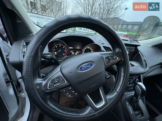 Белый Форд Куга, объемом двигателя 2 л и пробегом 150 тыс. км за 15900 $, фото 9 на Automoto.ua