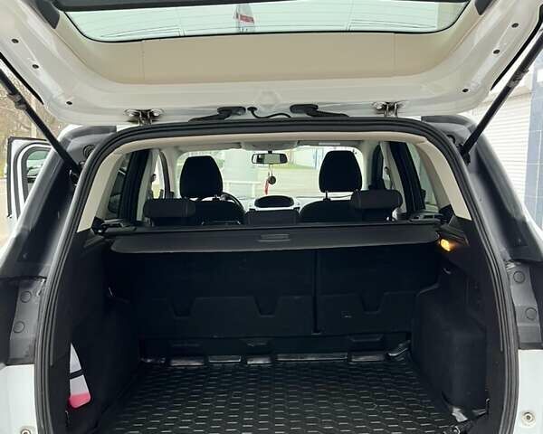 Белый Форд Куга, объемом двигателя 2 л и пробегом 153 тыс. км за 15500 $, фото 4 на Automoto.ua