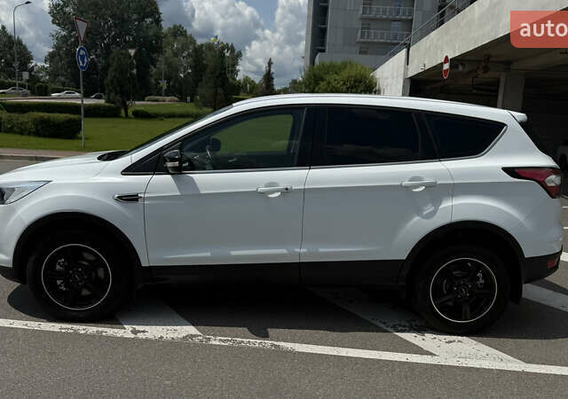 Белый Форд Куга, объемом двигателя 2 л и пробегом 139 тыс. км за 15900 $, фото 3 на Automoto.ua