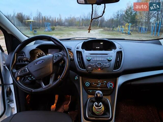 Білий Форд Куга, об'ємом двигуна 1.5 л та пробігом 120 тис. км за 14700 $, фото 32 на Automoto.ua