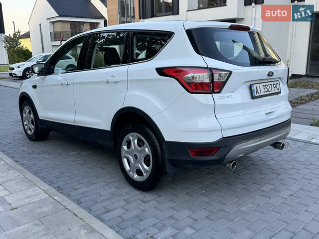 Белый Форд Куга, объемом двигателя 2 л и пробегом 165 тыс. км за 14799 $, фото 1 на Automoto.ua