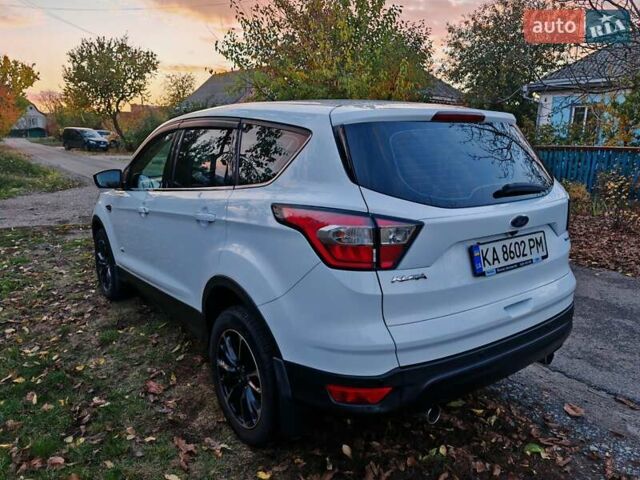 Белый Форд Куга, объемом двигателя 2 л и пробегом 181 тыс. км за 15700 $, фото 2 на Automoto.ua