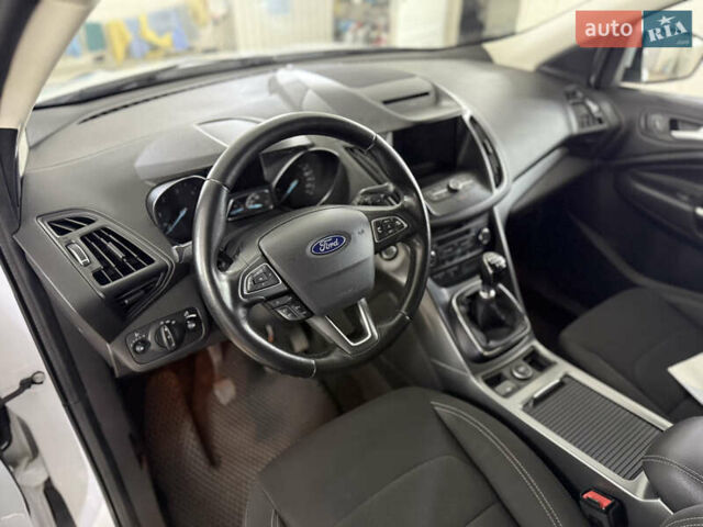 Форд Куга 2017 у Умани на Automoto.ua Білий Форд Куга, об'ємом двигуна 2 л та пробігом 210 тис. км за 15000 $, фото 36 на Automoto.ua