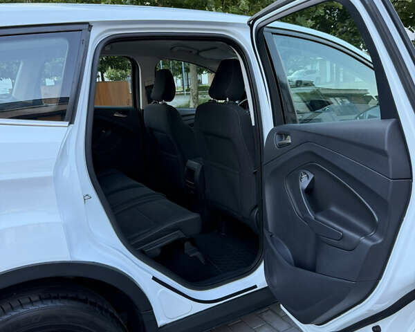 Белый Форд Куга, объемом двигателя 2 л и пробегом 165 тыс. км за 14799 $, фото 18 на Automoto.ua