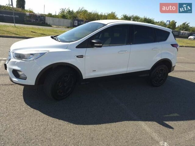 Белый Форд Куга, объемом двигателя 2 л и пробегом 174 тыс. км за 14399 $, фото 3 на Automoto.ua