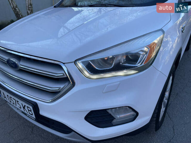 Белый Форд Куга, объемом двигателя 2 л и пробегом 217 тыс. км за 12999 $, фото 9 на Automoto.ua