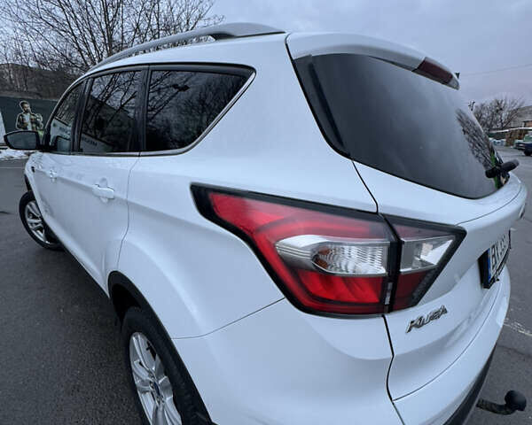 Белый Форд Куга, объемом двигателя 2 л и пробегом 150 тыс. км за 15900 $, фото 4 на Automoto.ua