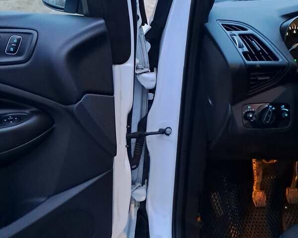 Білий Форд Куга, об'ємом двигуна 1.5 л та пробігом 120 тис. км за 14700 $, фото 25 на Automoto.ua